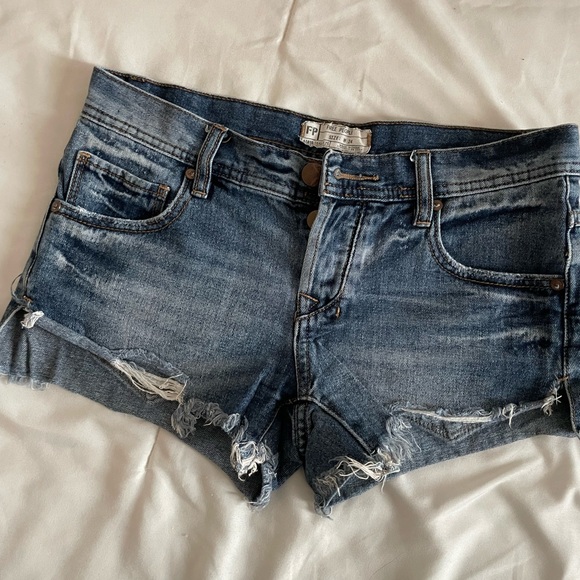 👖Dark wash denim low rise shorts // FREE PEOPLE size: w24 // GOOD condition - Picture 1 of 4